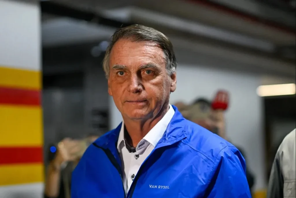 Bolsonaro vai passar por cirurgia no fim de abril, diz médico