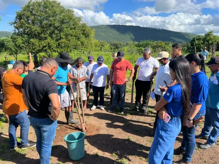 Secretaria de Agricultura de Traipu reúne agricultores para apresentação do Programa Nacional de Crédito Fundiário