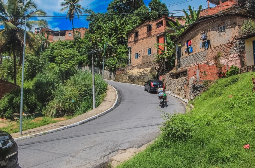Ladeira da Moenda, em Maceió, é interditada para troca de poste de energia