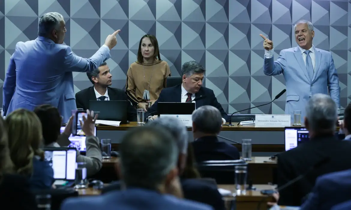 Ex-presidente do INSS se cala em depoimento à CPMI e causa impasse entre parlamentares