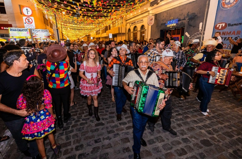 Arrasta Pé leva cultura, tradição e multidão para bairro de Jaraguá