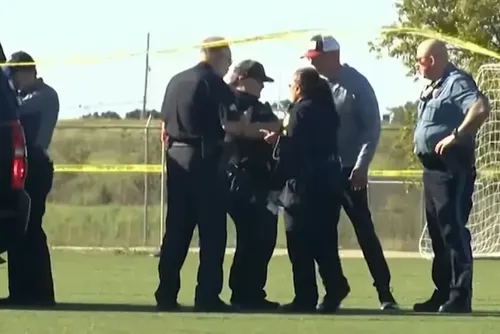 Carro invade campo de futebol nos EUA, mata criança e homem e deixa 11 feridos