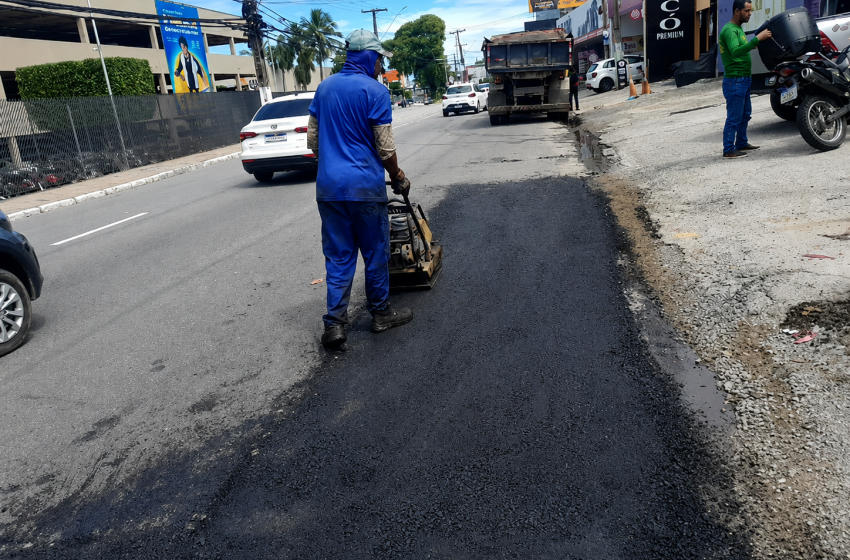Operação Tapa-Buraco recupera trecho da Avenida Gustavo Paiva em Maceió