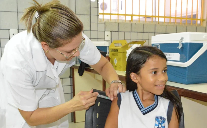 Alagoas inicia campanha de multivacinação para menores de 15 anos