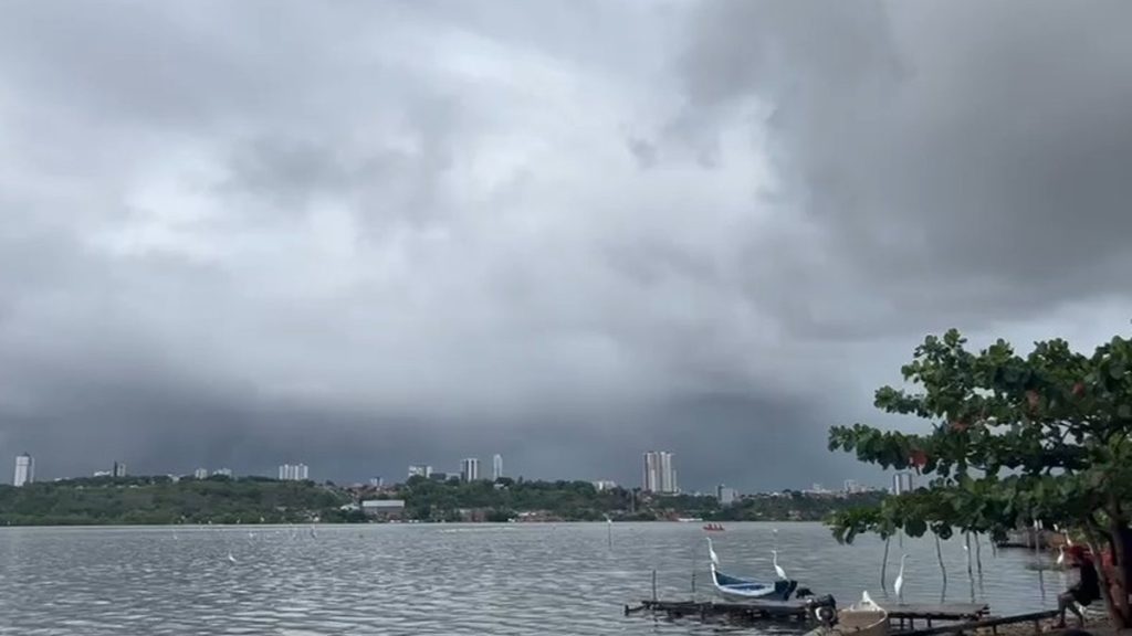Chuva atinge Maceió e tempo deve mudar em Alagoas na quarta