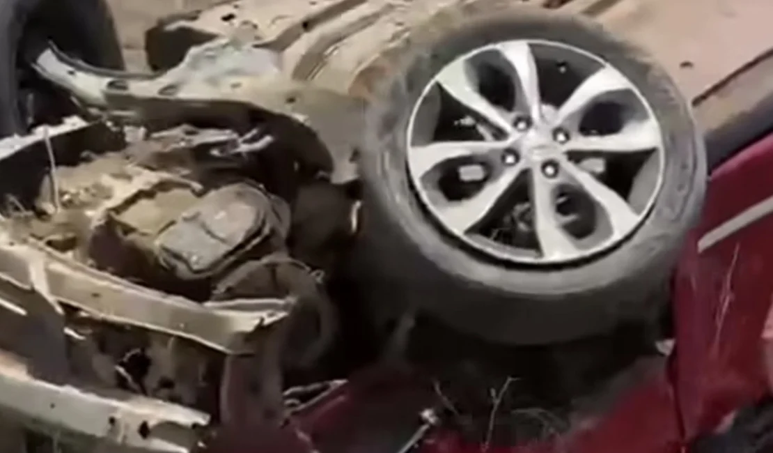 Motorista fica ferido após carro capotar na AL-220 em Major Izidoro