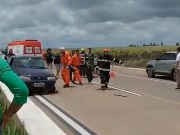 Grave acidente: Motorista fica preso às ferragens após colisão na BR-101