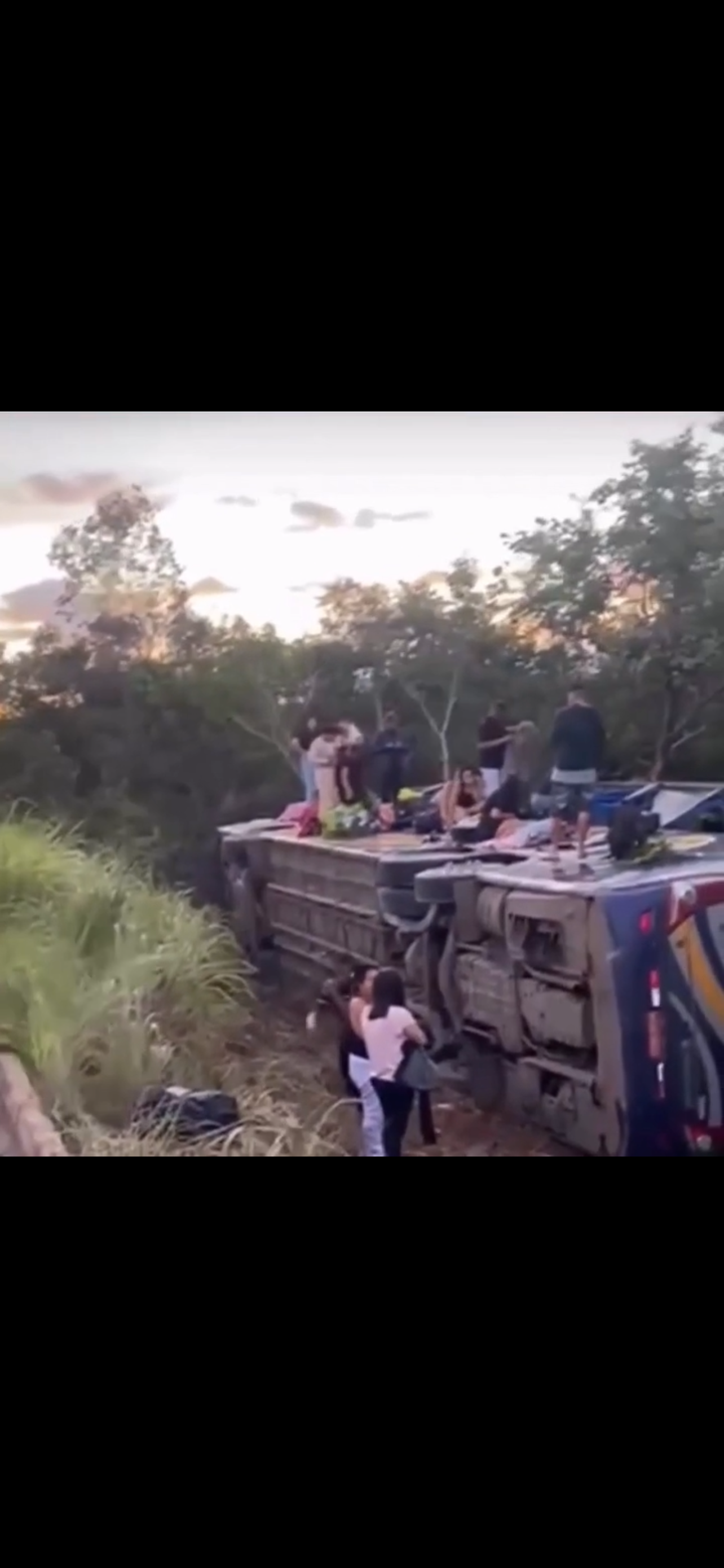 Ônibus com 50 pessoas tomba e deixa mortos; passageiros podem ser de AL