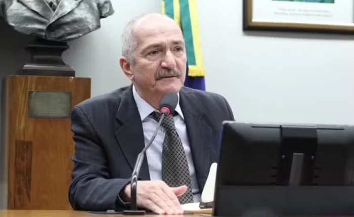 DC reage a críticas e inicia expulsão de Aldo Rebelo