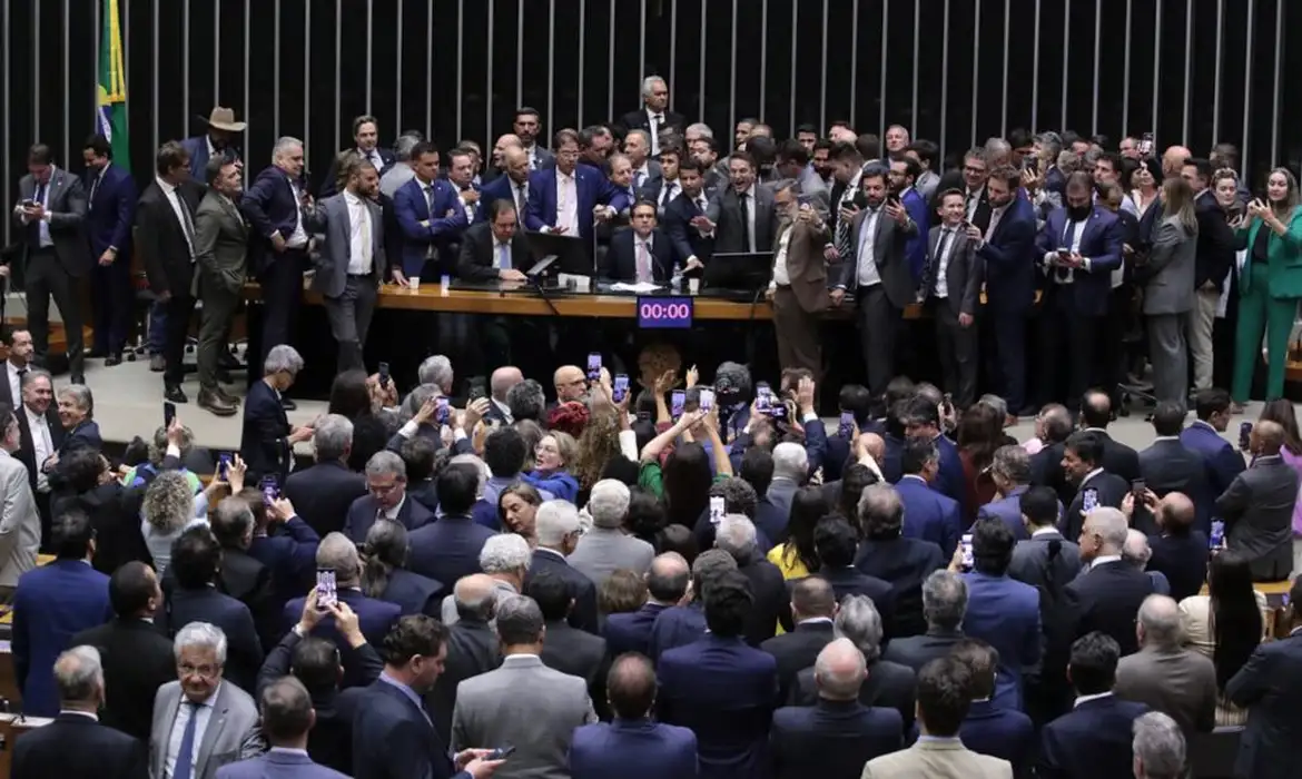 Crise no Congresso: protestos da oposição tumultuam sessões e geram tensão entre parlamentares