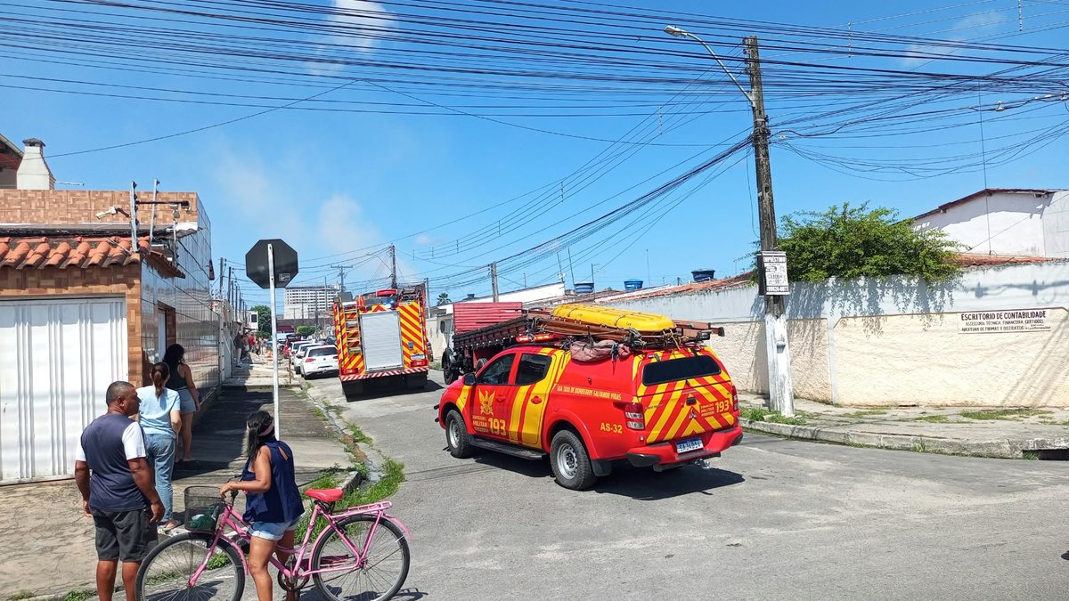 Incêndio atinge casa no conjunto Graciliano Ramos na tarde desta quarta