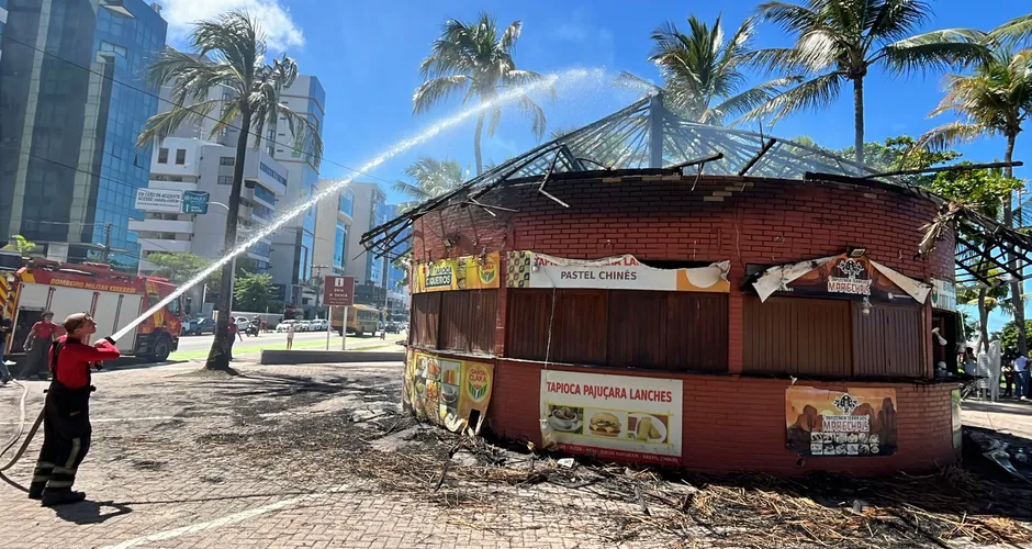 Incêndio destrói barraca de tapioca na orla da Pajuçara