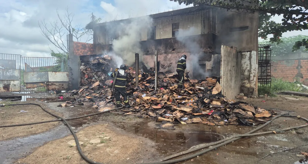 Incêndio atinge ponto de armazenamento de recicláveis em Maceió