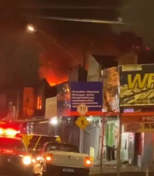 Incêndio destrói loja de peças no Centro de Maceió e deixa bombeiro ferido durante nova ocorrência