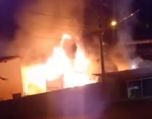 Incêndio de grandes proporções destrói veículos em garagem no interior de Alagoas