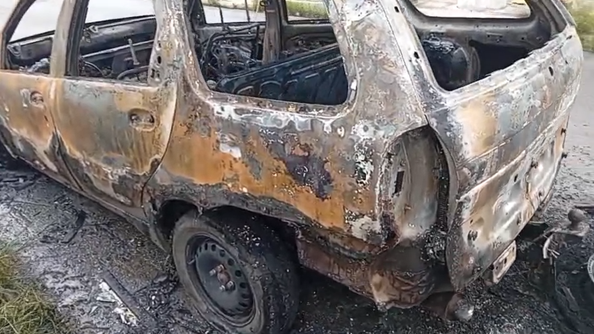 Carro pega fogo e assusta moradores no Tabuleiro do Martins