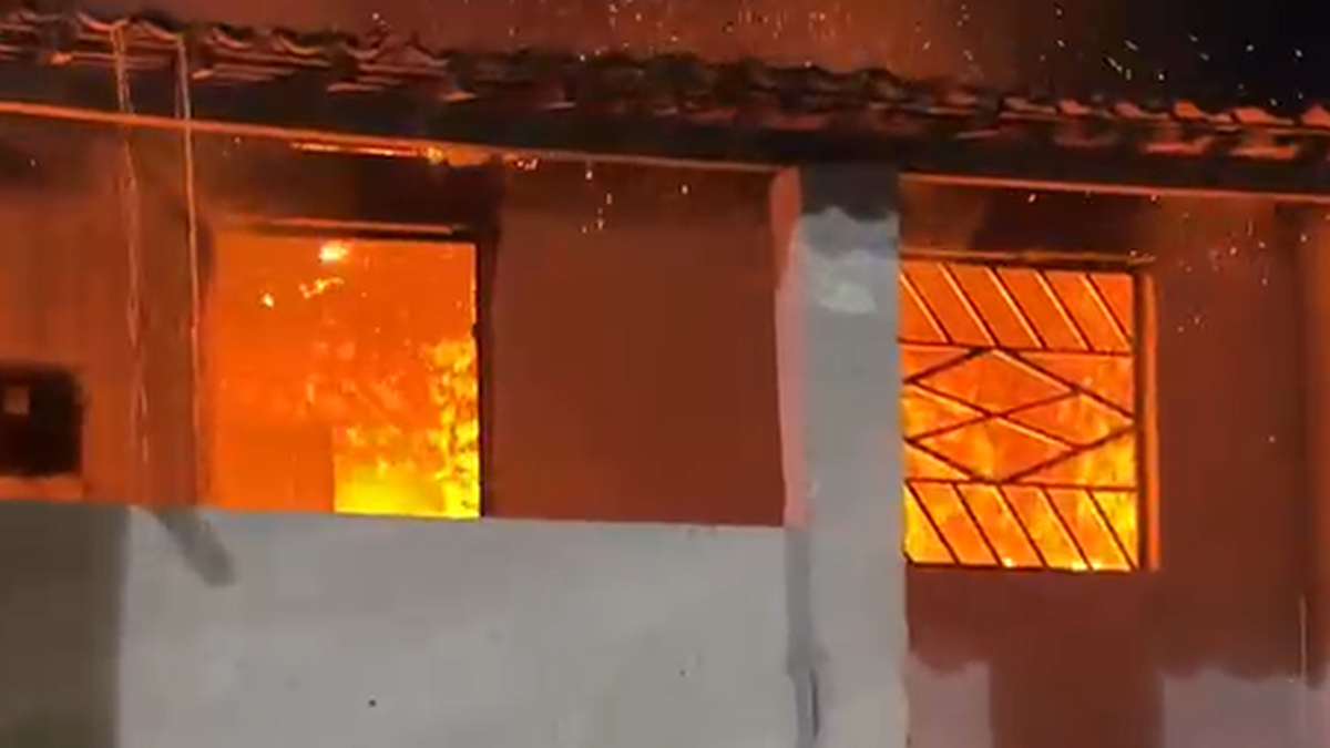 Incêndio atinge residência e destrói todos os cômodos no Pilar