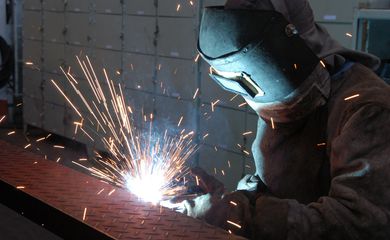 Indústrias crescem 2,9% em dezembro e fecham ano com alta de 3,9%