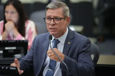 Insatisfeito, grupo de Arthur e Gaspar já testa nomes contra JHC