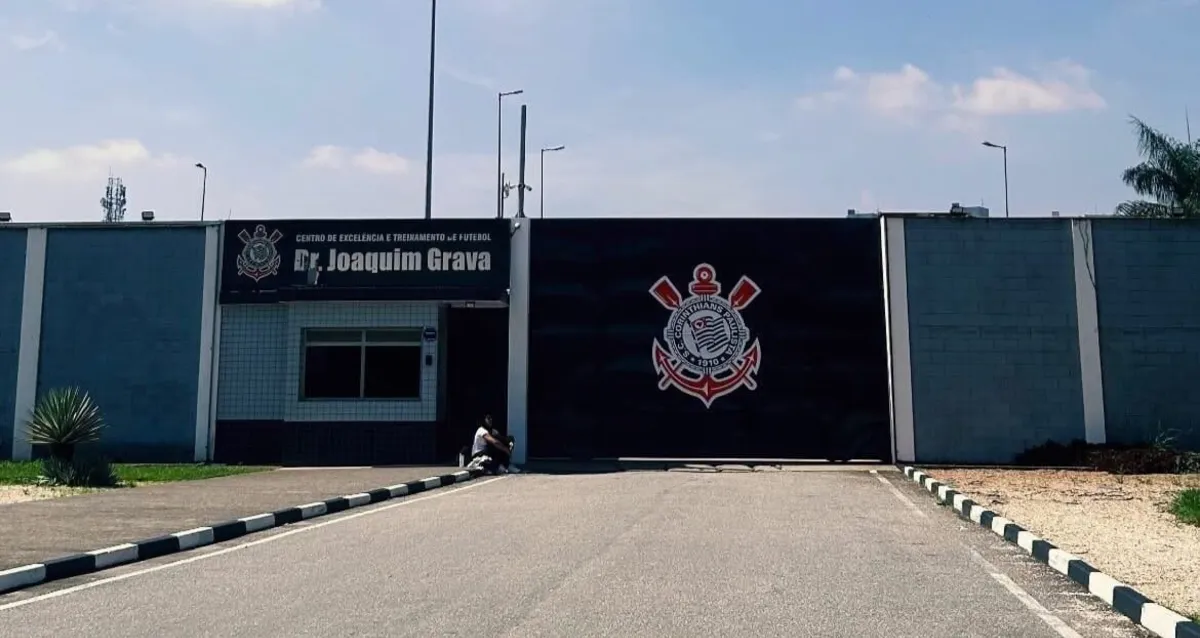 Torcedores organizados do Corinthians cobram elenco no CT do clube