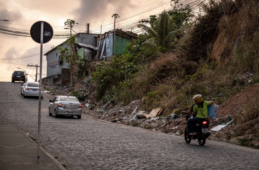 Ladeira do Bonfim, em Maceió, é interditada para manutenção em encosta