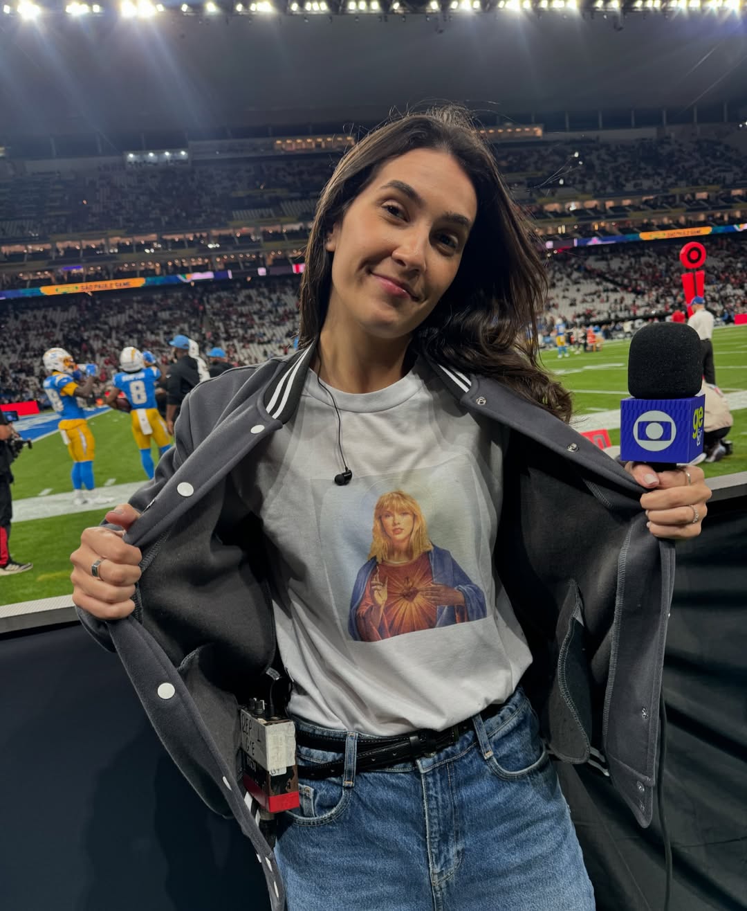 Jornalista da Globo vira alvo de moção por camiseta de Taylor Swift