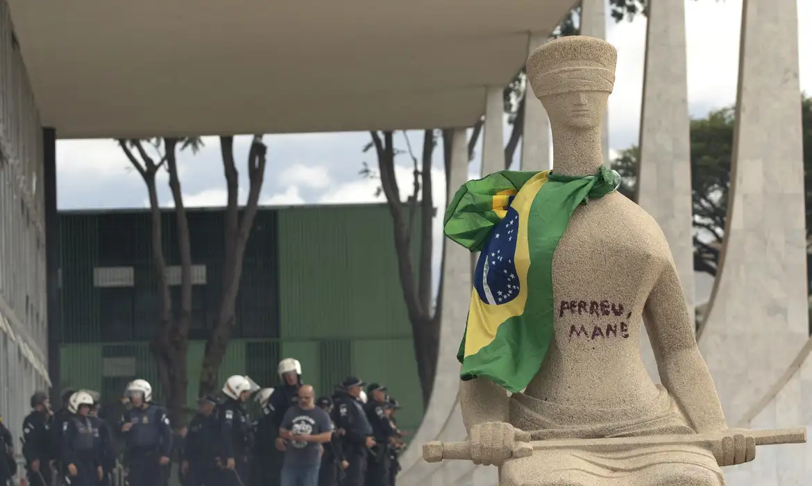 Alexandre de Moraes mantém condenação de mulher que pichou estátua durante ato golpista em 2023