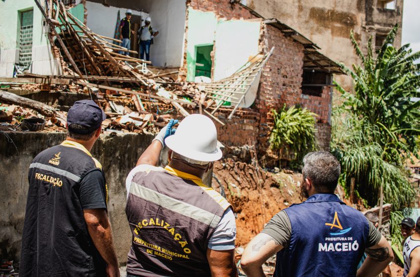Casas condenadas pela Defesa Civil são derrubadas no Jacintinho