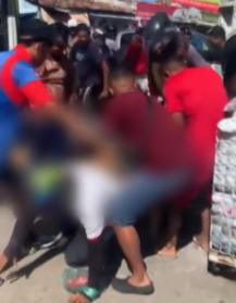VÍDEO: homem é espancado por moradores no Jacintinho após ser acusado de roubos