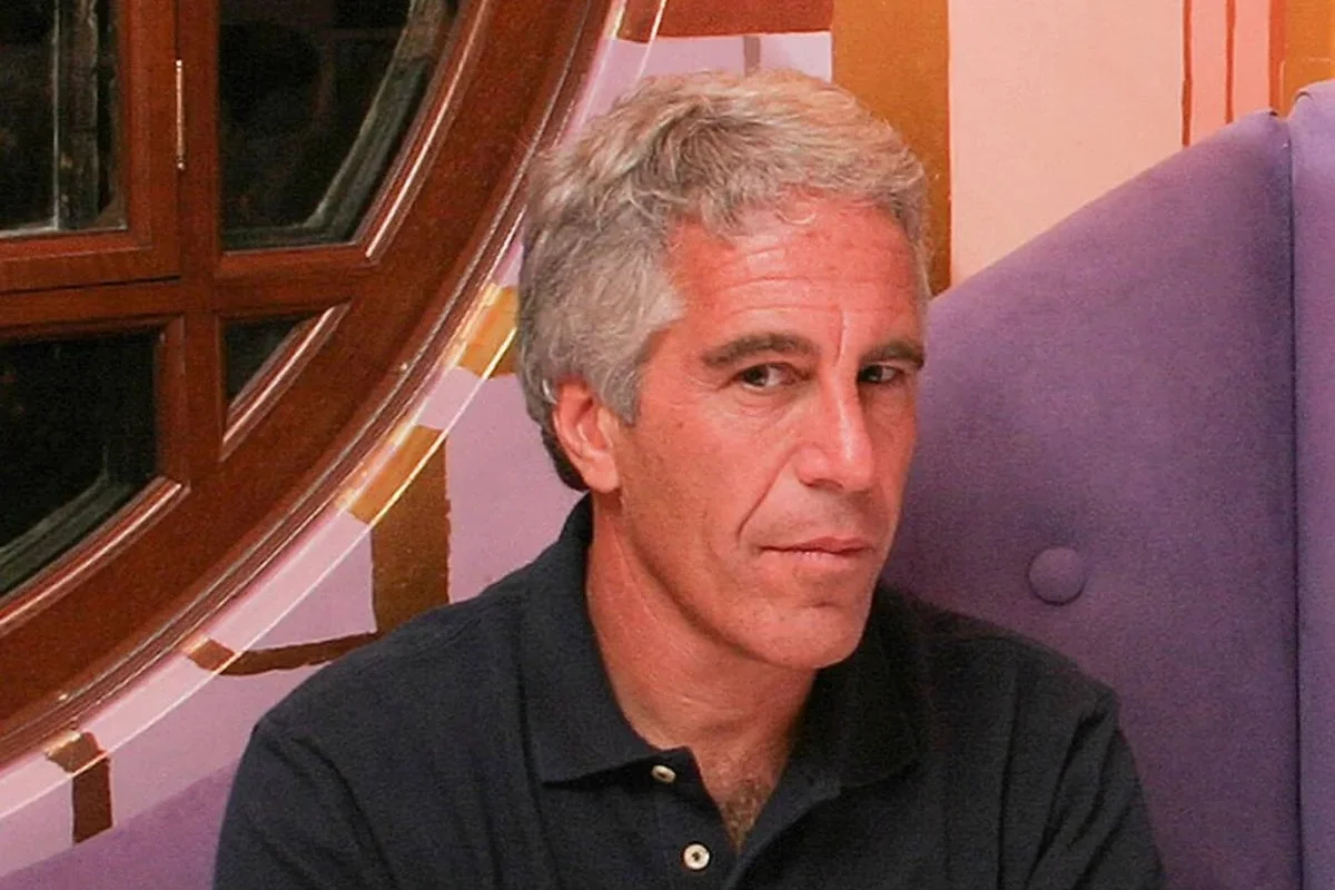 Vítimas pedem R$ 32 mi em ação sobre acervo de fotos de Jeffrey Epstein