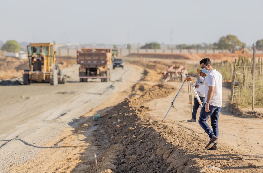 Prefeito JHC vistoria obras da Avenida Alice Carolina que vai beneficiar 200 mil pessoas