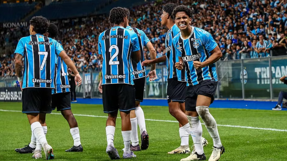 Promessa do Grêmio, João Borne visita CRB durante treino no RS