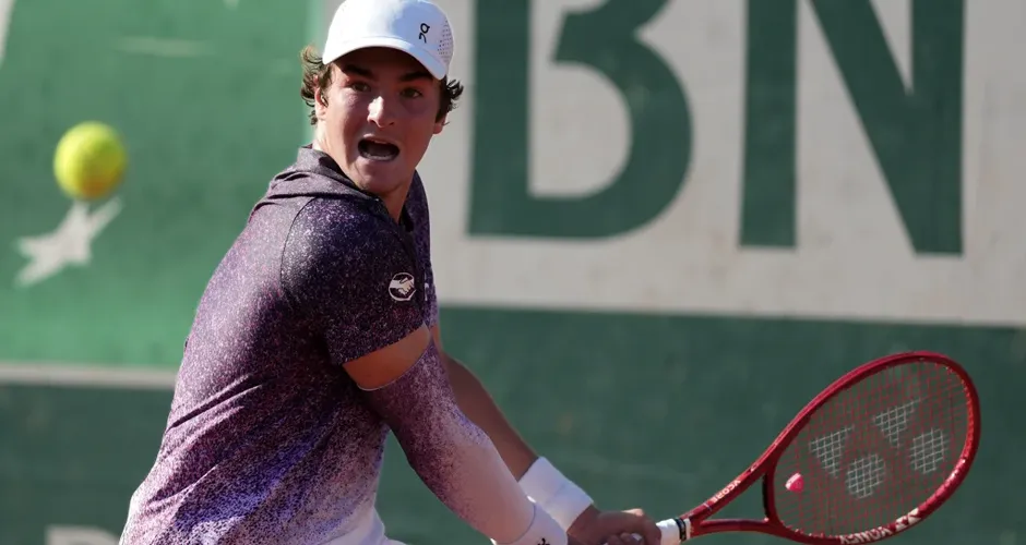 João Fonseca vence Dino Prizmic e encara Djokovic em Roland Garros