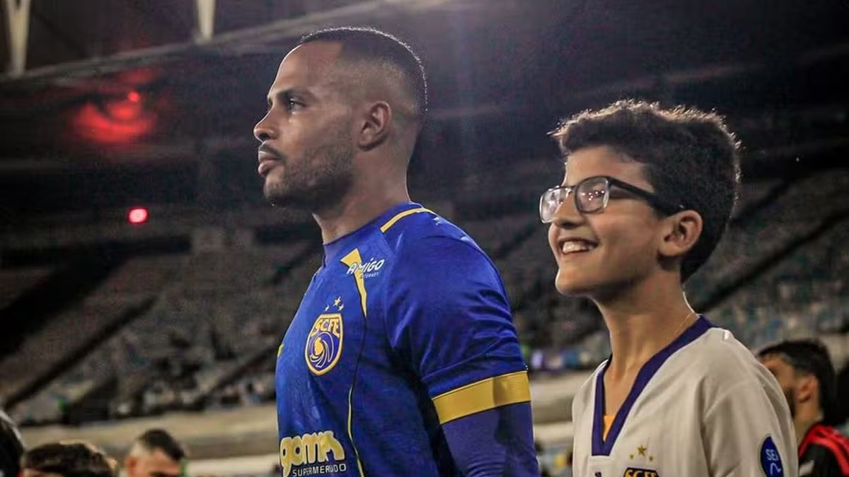 Jogador do Sampaio Corrêa recebe alta após convulsão no Maracanã