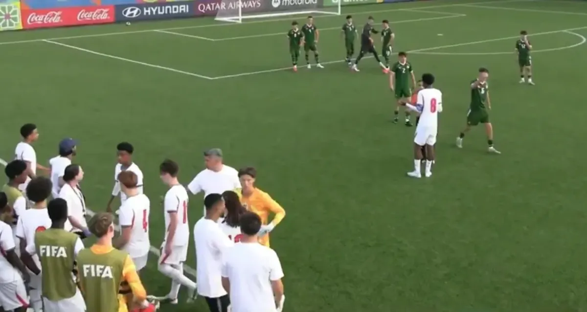Jogadores da Inglaterra deixam gramado no Sub-15 após ato de racismo