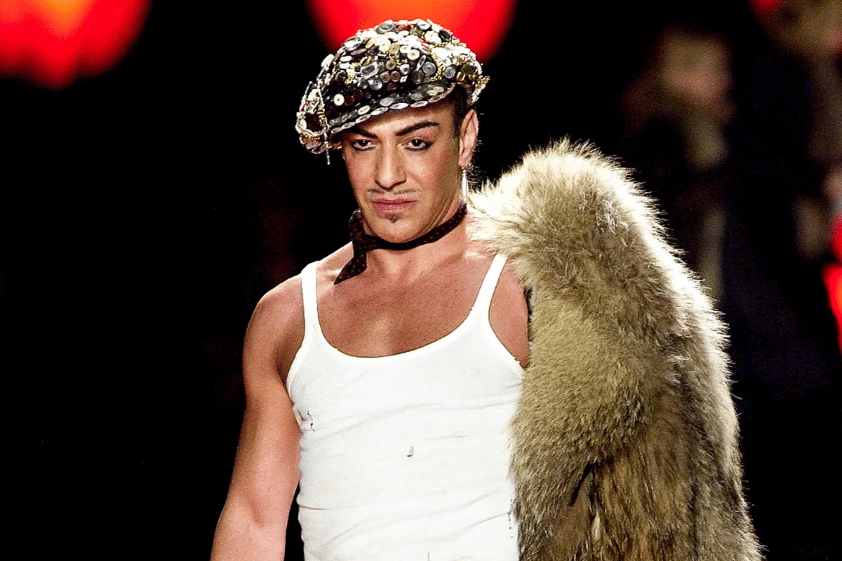 Pressão pública leva Met a cancelar exposição dedicada a John Galliano