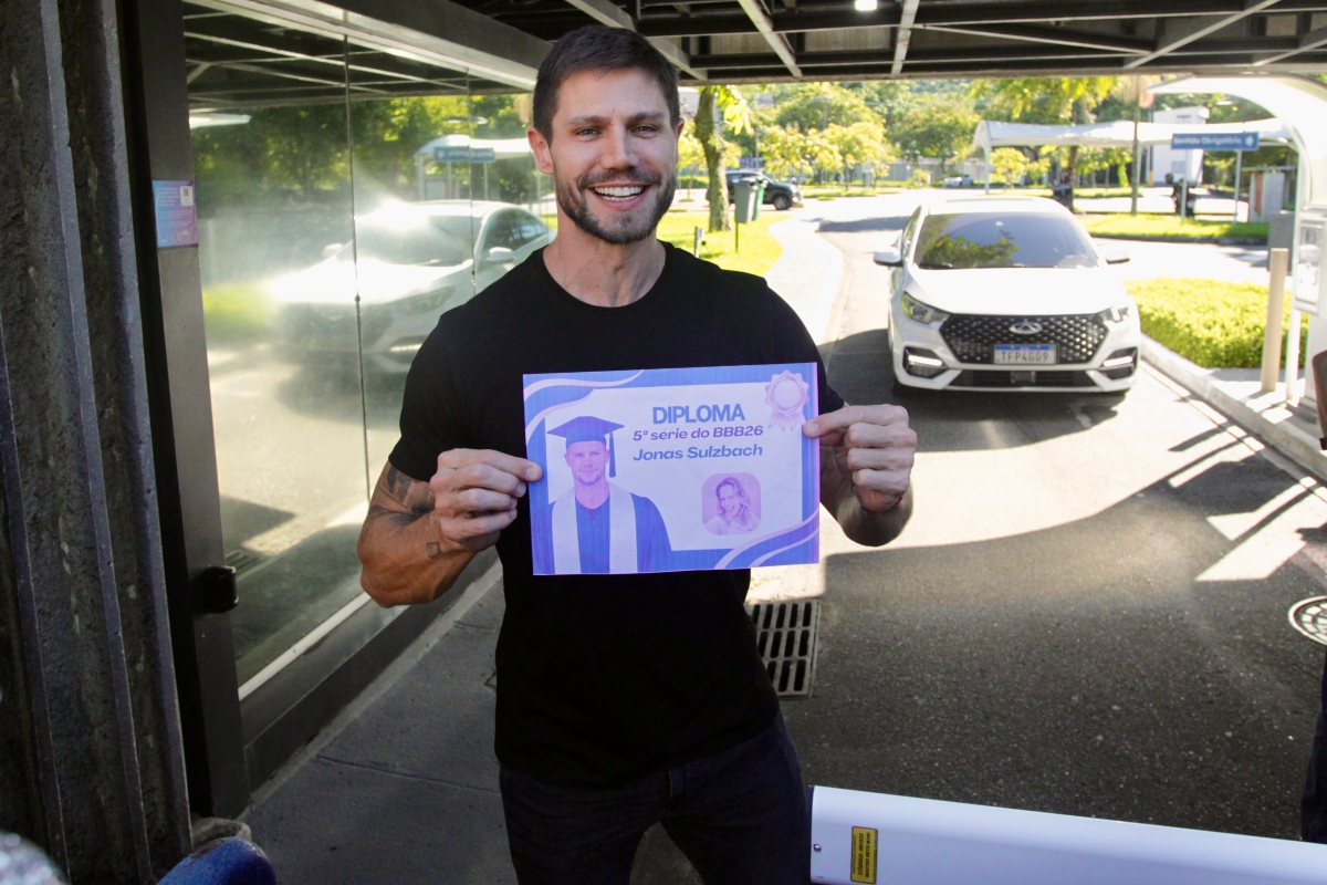 Jonas eliminado do BBB 26 recebe diploma simbólico e elogia Ana Paula