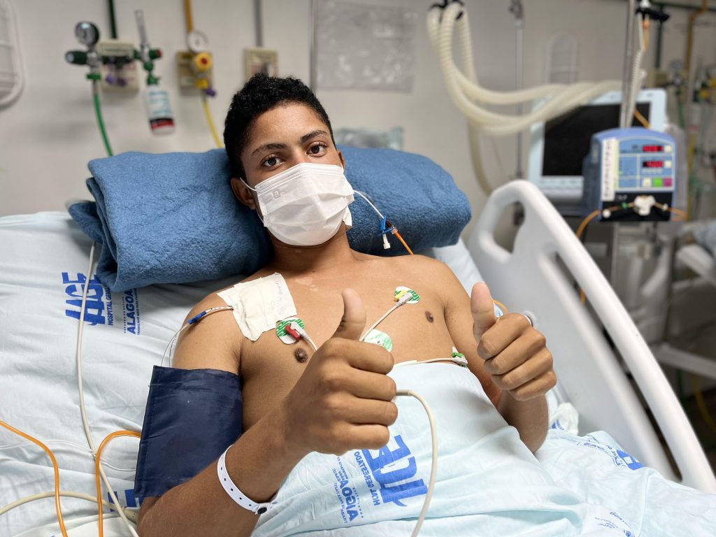 Maceioense de 18 anos afirma que irá se vacinar após ser entubado devido à Covid-19