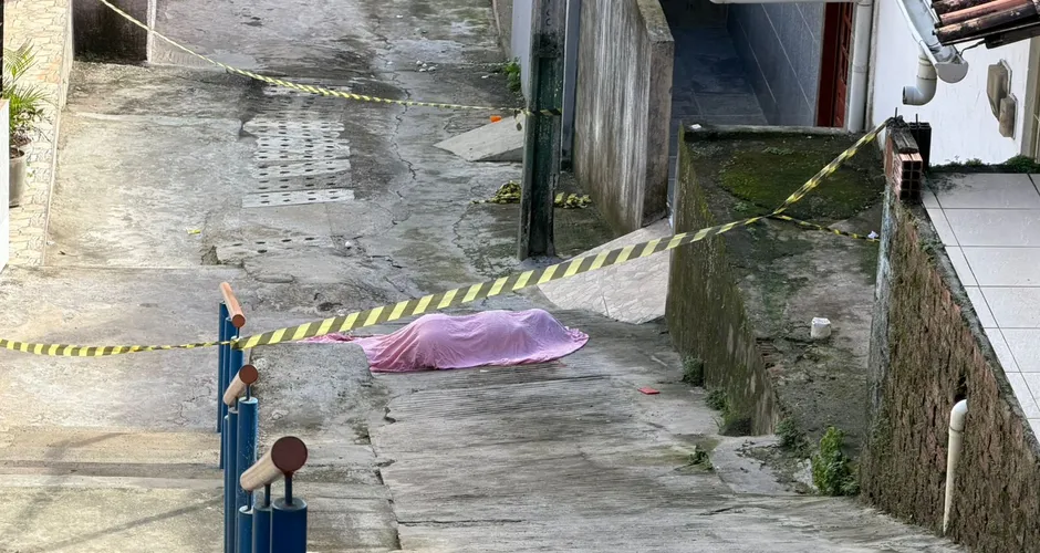 Jovem é assassinada a tiros no meio da rua no Ouro Preto