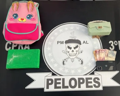 Jovem de 18 anos é presa em uma van com cocaína dentro de mochila infantil