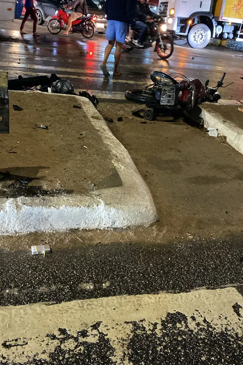 Jovem fica ferido em acidente entre motos e ônibus na AL-220, em Arapiraca