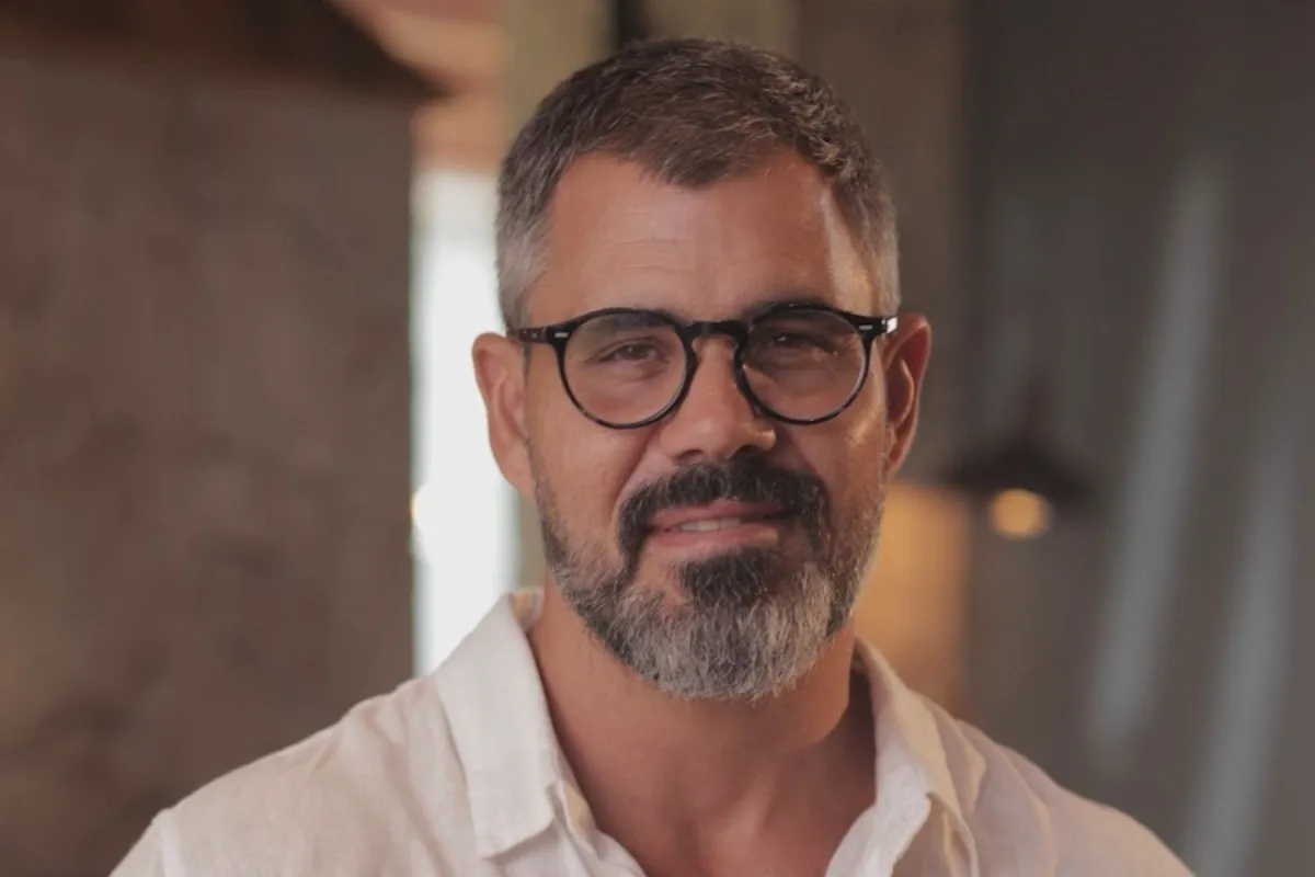 Juliano Cazarré é detonado pelo público e artistas após promover evento para homens