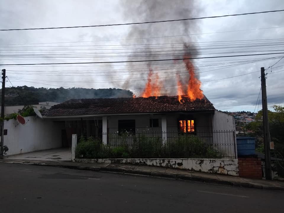 Residência pega fogo e mata morador em Ibateguara no interior de Alagoas