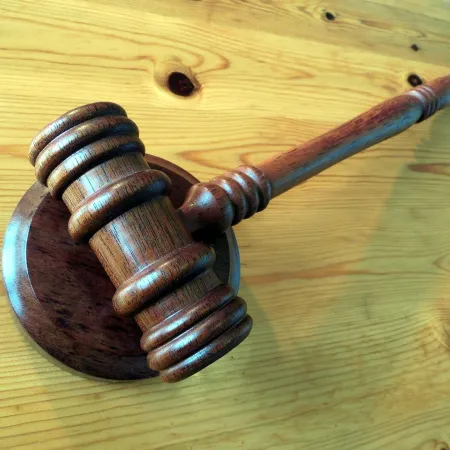 Mulher é condenada por se passar por advogada e aplicar golpe em idosa