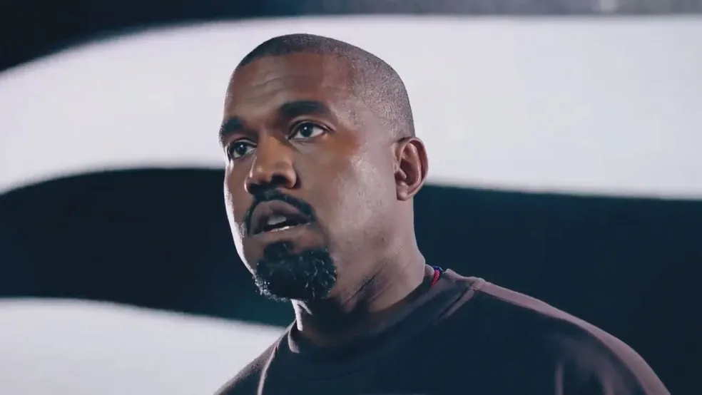 Shows de Kanye West geram rumores sobre nazismo e encontro com Putin