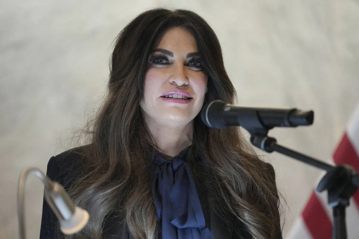 Ex-noiva de Trump Jr. deixa cargo de embaixadora após escândalo