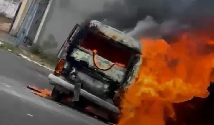 Kombi é destruída por incêndio no centro de Delmiro Gouveia