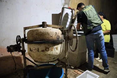 Laticínio clandestino é fechado em Alagoas após flagrante de produção de queijos em betoneira enferrujada
