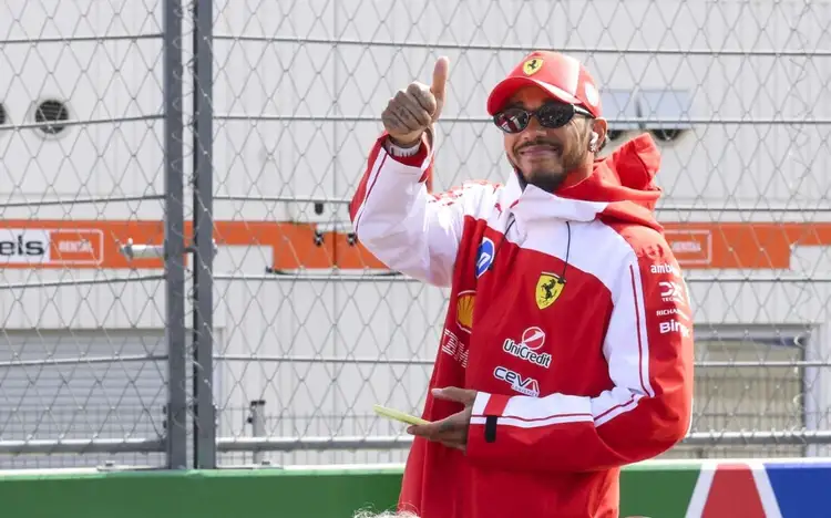 Hamilton pede desculpas à Ferrari e promete melhorar postura na Fórmula 1