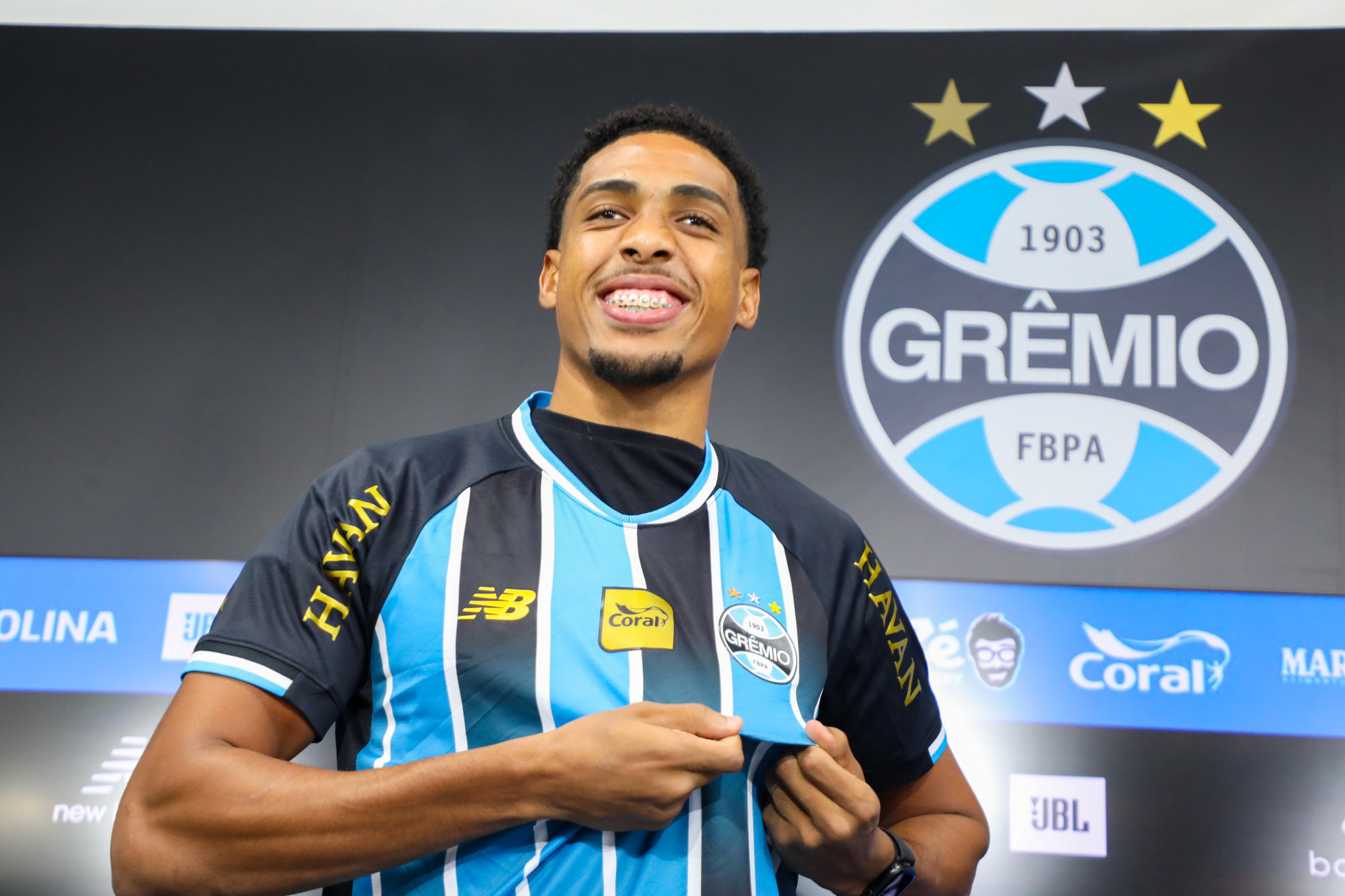 Ex-CRB, Wallace estreia pelo Grêmio e é destaque em empate com o Mirassol